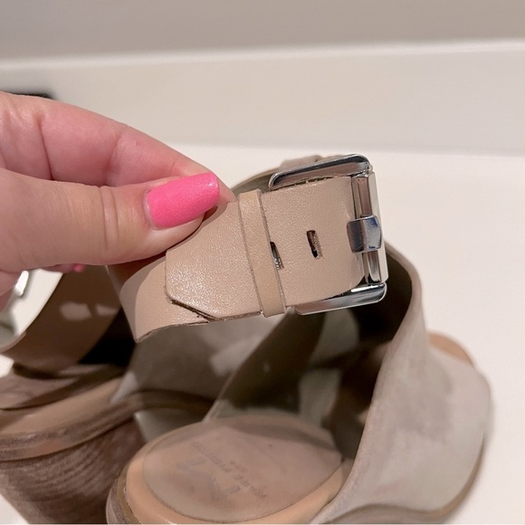 Marc Fisher Milvashi slingback suede sandals, 4.5” chunky heel, beige,sz 8.5 - Picture 11 of 12